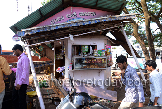 MCC evicts petty shops near bus stand, Rao and Rao Circle 1